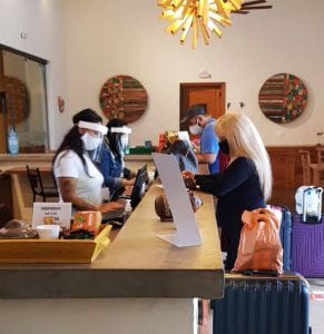 Primeira cliente é recebida com aplausos em Bonito MS Primeira cliente é recebida com aplausos em Bonito MS
